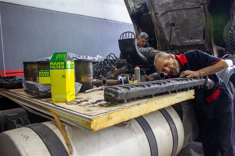 Equipe da SOS Truck Service trabalhando em motor